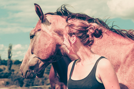 骑马妇女照顾匹骑妇女照顾图片