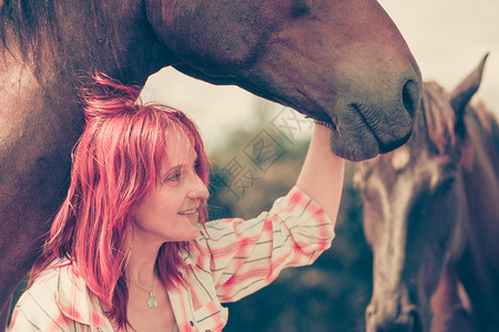 爱动物的乐趣概念西方红发女人拥抱马西方动物爱女人拥抱马图片