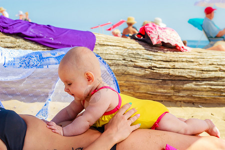 婴儿躺在母亲肚子上躺在海滩泳衣上婴儿躺在女人肚子上婴儿躺在海滩上图片