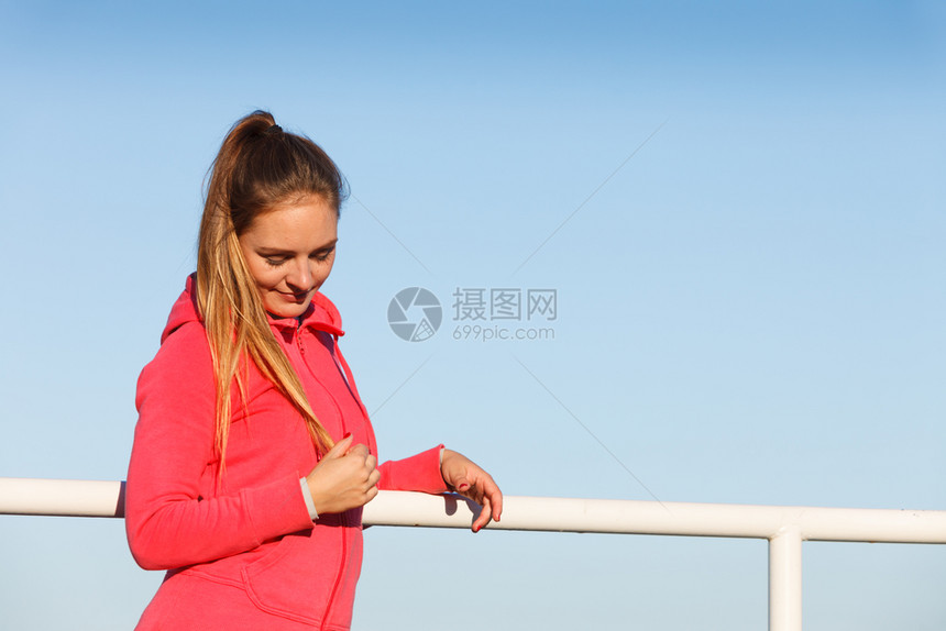 户外放松运动翼概念运动服上的妇女站在海堤坝在积极锻炼后休息运动服上的妇女站在海堤坝运动服的妇女站在海堤坝图片
