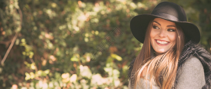 身着时尚服装的华丽年轻女子身着黑帽的外表女孩图片