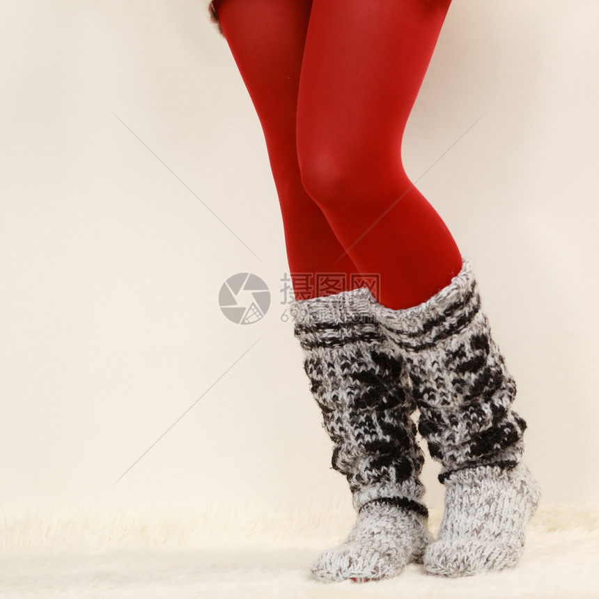 冬季时穿冬服装的女子双腿羊毛暖和袜子红色紧身裤穿羊毛袜子和红色紧身裤的女子双腿图片