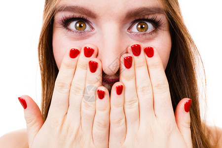 女人用红漆的钉子把她脸藏在手后面疯狂的缝合紧贴着女人脸图片