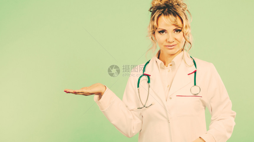 身着白色专业制服颈部有听诊器的妇女请人们去诊所医院中年药剂师护士在绿色女医生复制空间图片