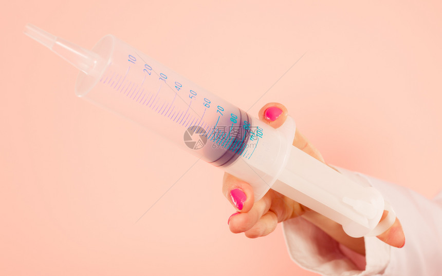 注射概念用大针筒贴近女医生的手治疗疾病女用注射器图片