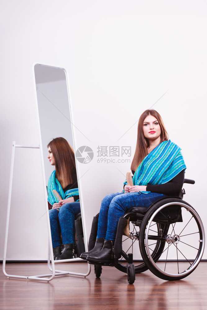 残疾病轮椅悲剧概念残疾女孩用梳子看复发年轻时髦的残疾女孩用蓝围巾照镜子残疾女孩用复发图片
