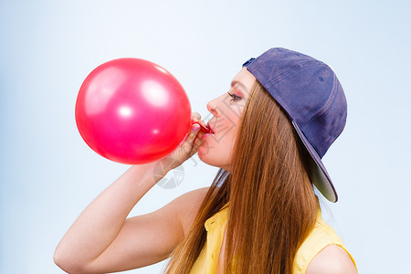 毛球帽子年轻潮流女子准备生日庆典装饰女青少年戴帽子发红气球女青少年充气红球背景