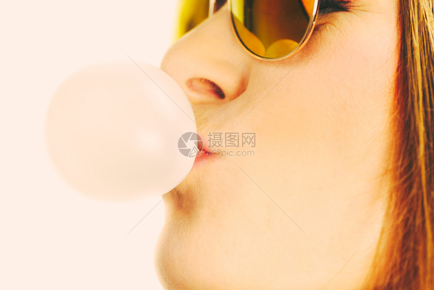 女随意风格少女太阳镜做泡口嚼香糖贴上青年风格女人做泡口嚼香糖图片