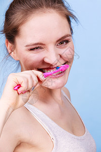 妇女刷牙口腔卫生蓝背景图片
