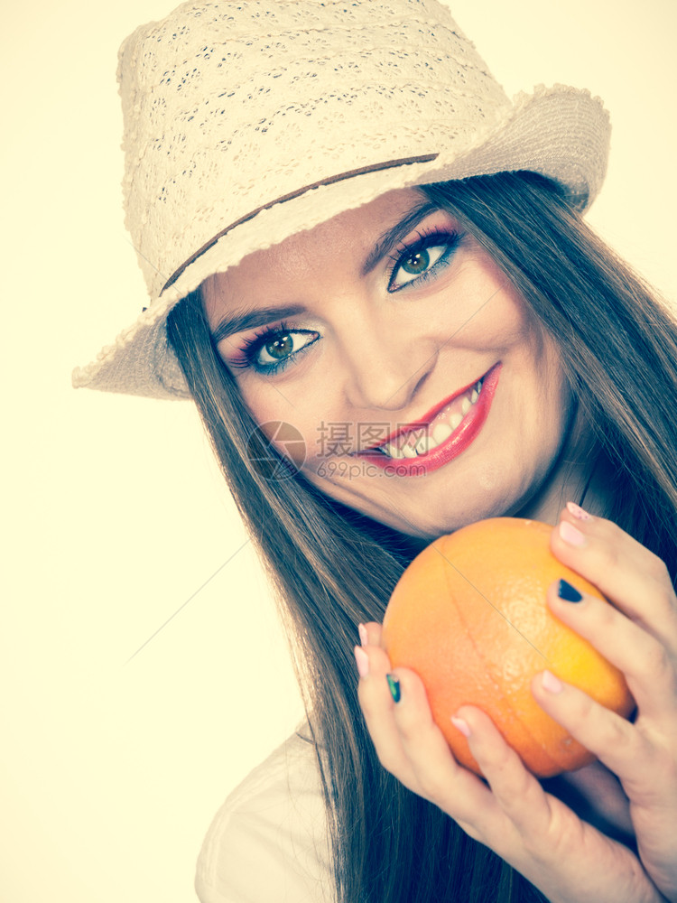 长发有吸引力的女子多彩的双眼化妆将葡萄果柑橘水握在手中健康饮食品暑假欢乐概念图片