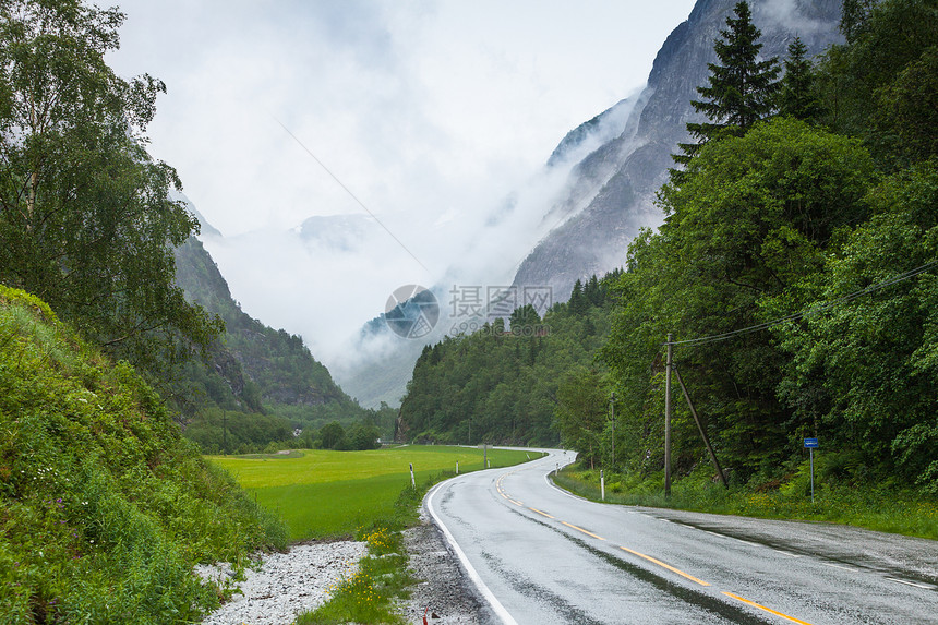 穿过挪威山的通路雾雨日美丽的绿色夏季风景旅行和游图片