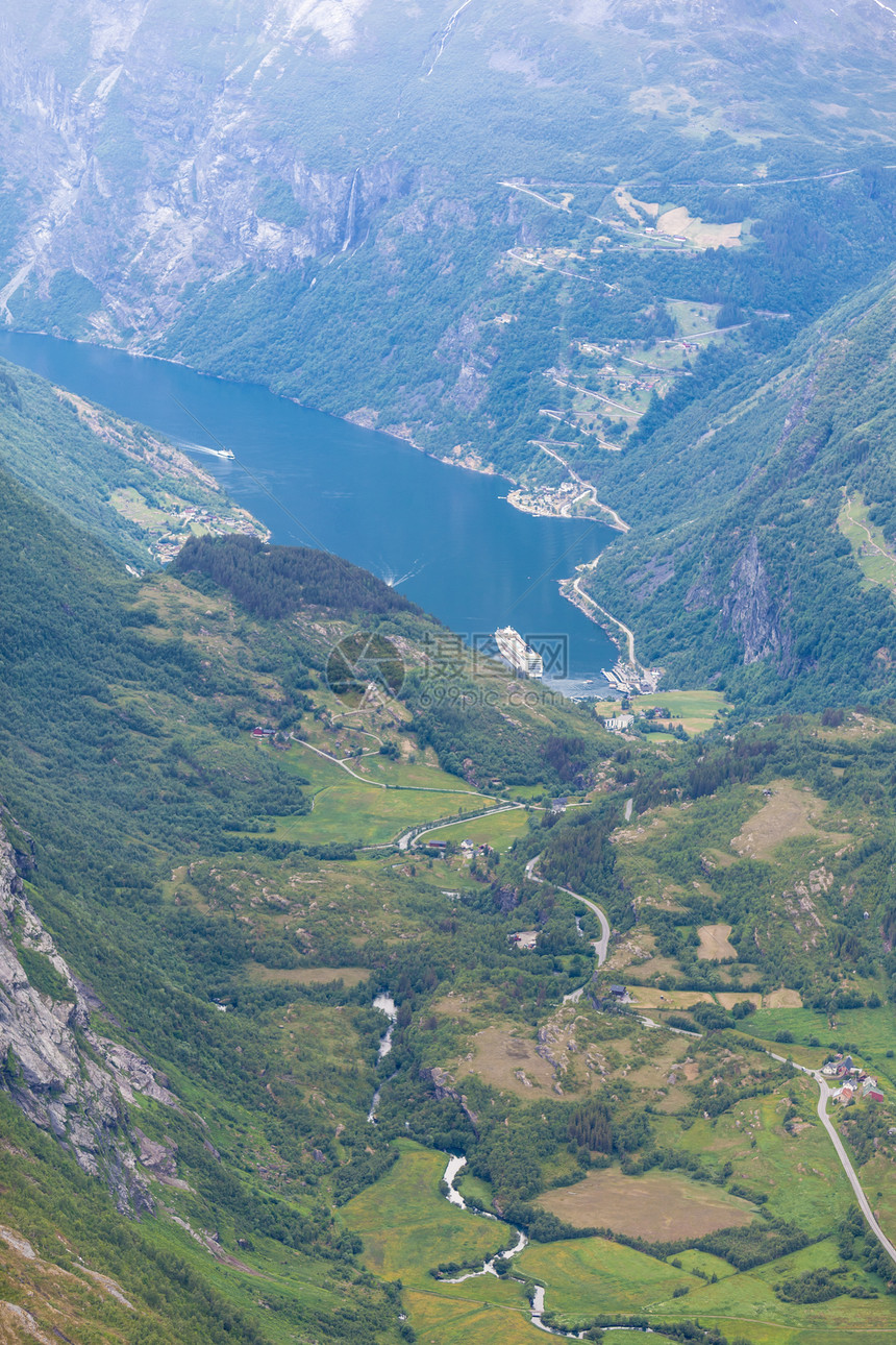 旅游假期和行Geirangerfjord和山地风景从Dalsnibba海台的视角看极好挪威斯堪的纳维亚图片