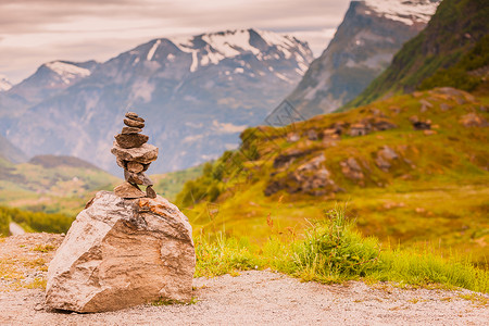 挪威斯堪的纳维亚美景斯堪纳维亚石头堆和雪山顶挪威图片