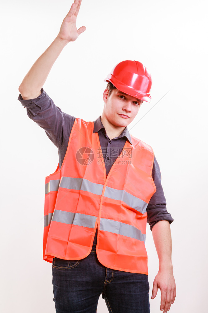 身着安全背心和硬帽的年轻男工人手举值班的修理工检查员身着橙色制服的男工人手举图片
