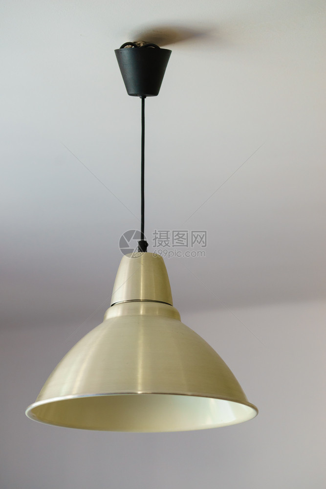 挂在天花板上的黑色有线电上挂着白色灯罩的图片