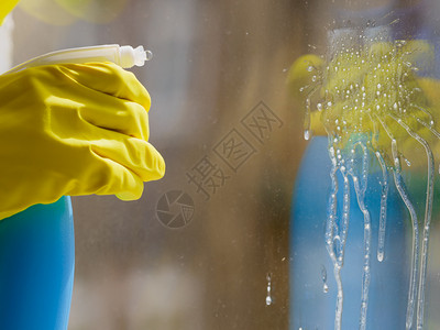 清洁剂喷洒窗户图片