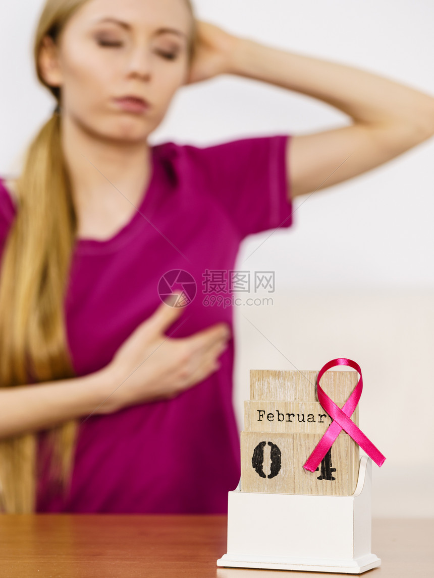 今天是4个世界乳癌节与粉色认识丝带约会保健和医学概念日历上的妇女与世界乳腺癌日图片