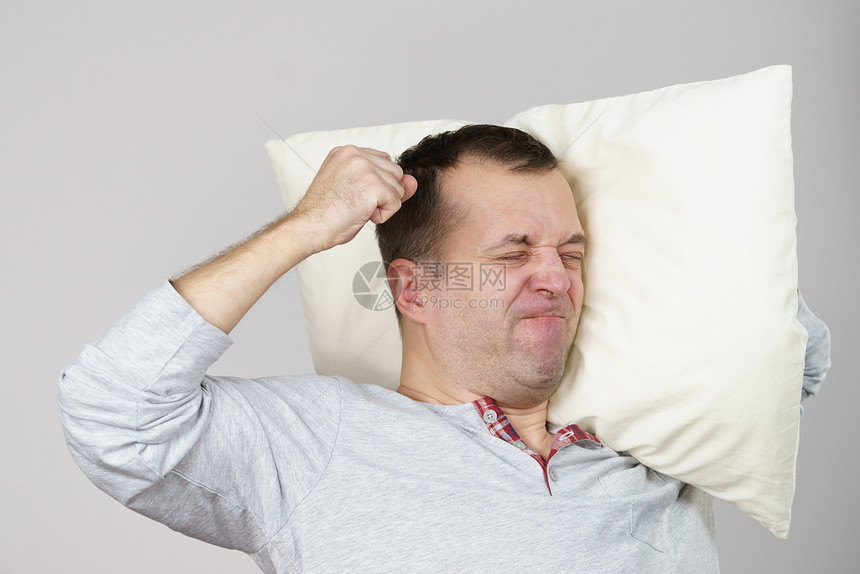 男人因为噪音而生气处理失眠男人可以由于响声而睡觉男人可以由于噪音而睡觉图片