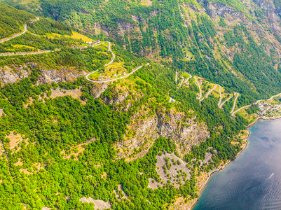 曹斯达尔从Geiranger村到挪威MoreogRomsdal县的Ornesvingen观视点背景