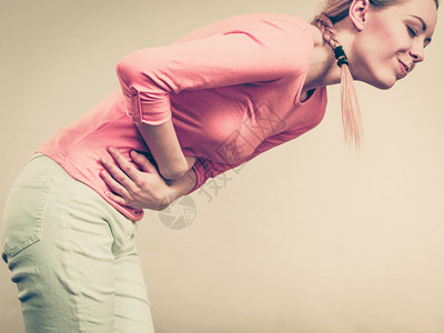 疼痛期和月经抽筋问题概念有胃抽筋的妇女感到非常不舒服图片