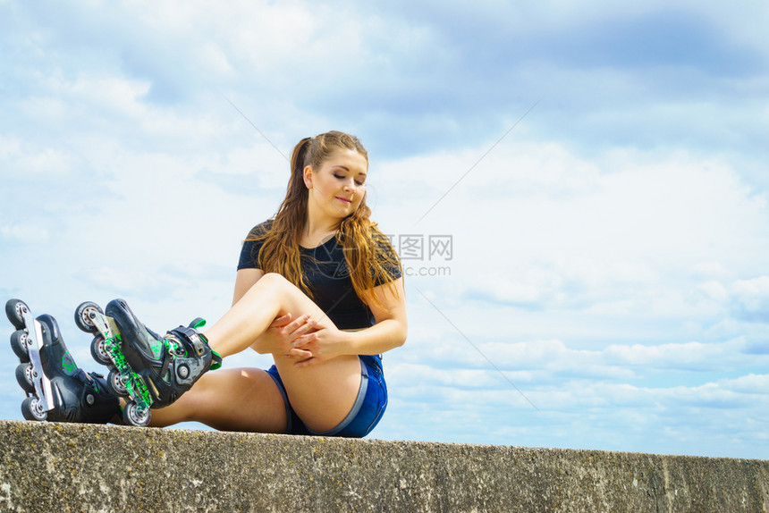 在户外穿溜冰鞋的年轻女子在阳光明媚的暑假休息时装适合年轻女子在户外穿溜冰鞋的合适女孩在外穿溜冰鞋的合适女孩在外边穿溜冰鞋的合适女图片