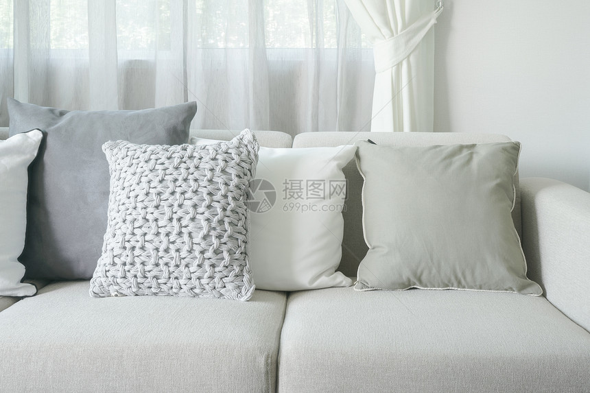 在现代室内客厅装有枕头的浅灰色沙发图片
