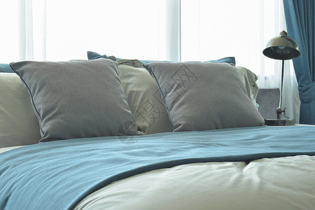 睡床上的灰色枕头和蓝的床尾者图片