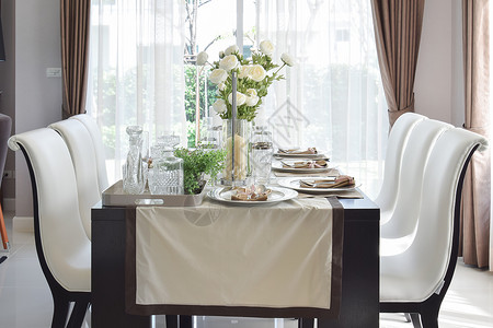 现代住宅的木桌和舒适椅子桌布优雅背景图片