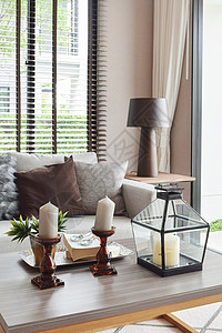 木制桌子和客厅沙发上的装饰品图片