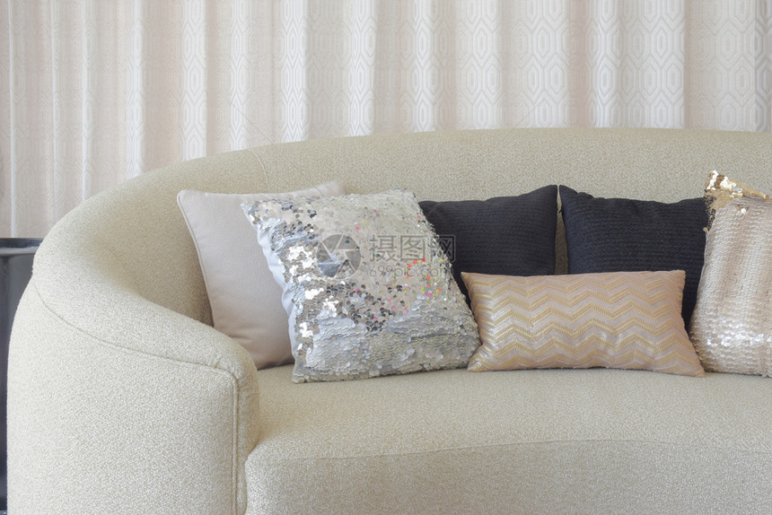 圆形沙发上豪华风格的枕头底有窗帘的圆形沙发图片