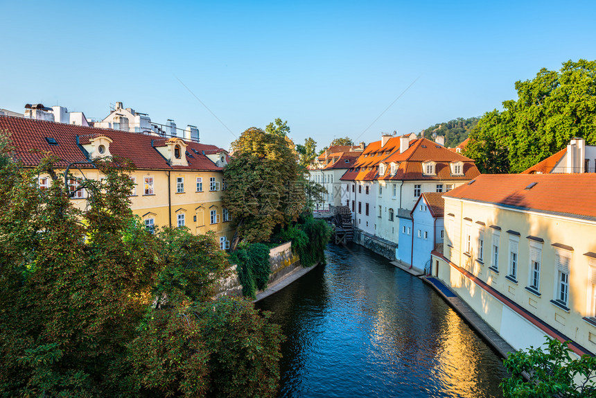 布拉格河上游夏季的景象图片