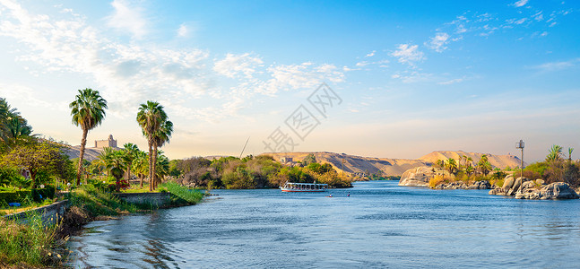 尼罗河和在阿斯旺日落时的渔船背景图片