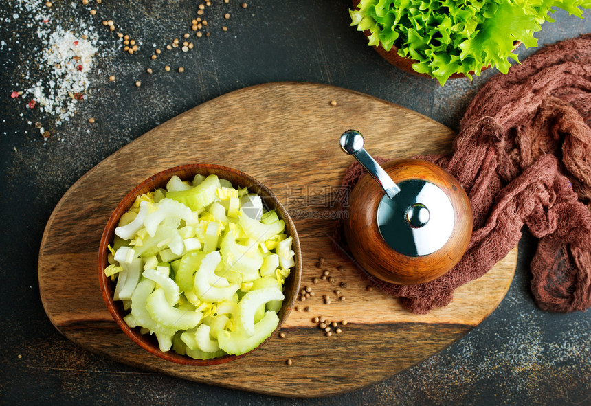 碗里切的菜茎饮食物图片