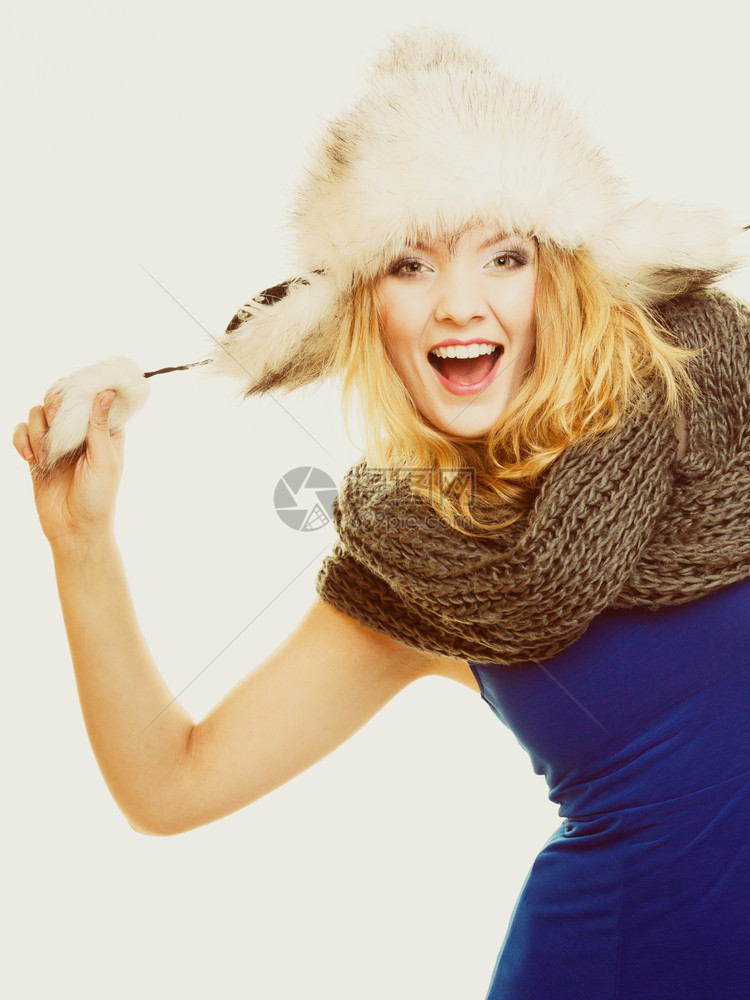 冬季时装穿暖身衣的年轻女孩穿着毛帽的年轻女孩在灰色上玩得开心图片