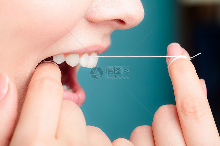 口腔卫生和保健微笑的妇女使用牙齿线白健康图片