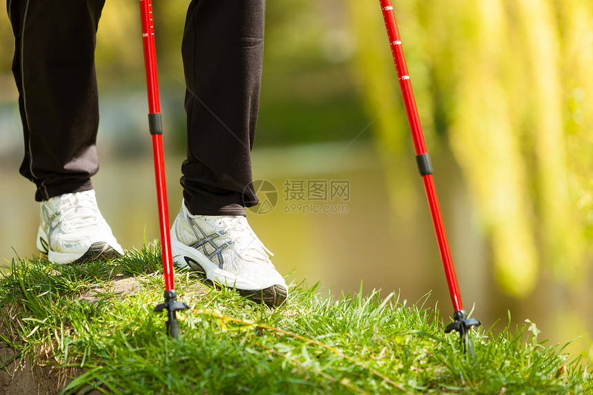 北欧人步行关闭在公园中徒步的女腿积极健康的生活方式图片