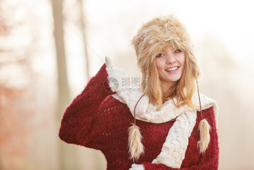 美丽的年轻女孩穿着毛皮冬帽和衣脱秋天时尚穿着毛皮冬帽的漂亮微笑女肖像图片