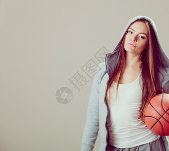 运动少女穿着戴头罩的运动衫穿着篮球运动服图片