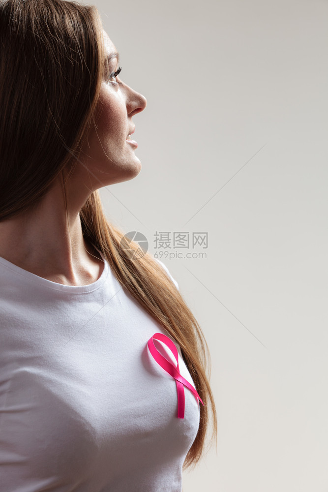 保健医疗和乳腺癌认识概念穿T恤和灰色带粉癌症丝的思考妇女图片