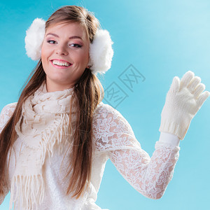 温冬时耳保护穿着温暖衣服的青春少女穿着蓝色白耳巾的快乐女图片