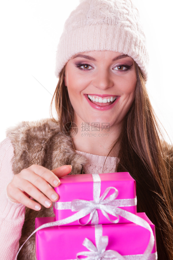 漂亮的时装女郎戴着粉红玫瑰盒的礼物孤立在白色上圣诞冬假概念带箱装礼物圣诞图片