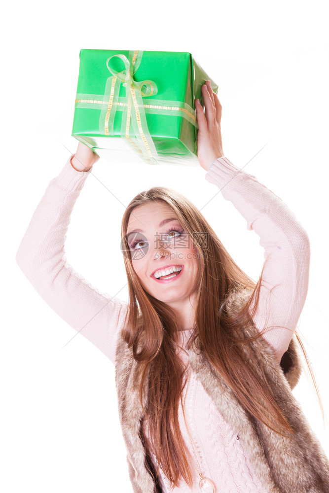 快乐的漂亮女人带着绿盒礼物孤立在白色上生日纪念的概快乐礼物生日图片