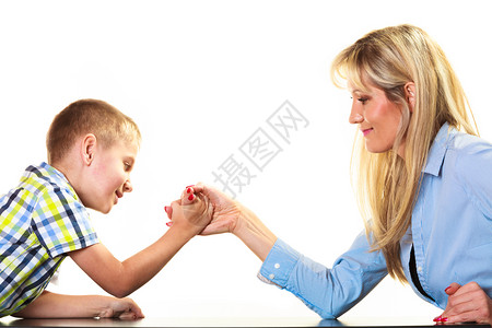 中年母亲和小男孩的手臂摔跤玩得开心图片