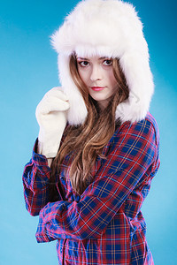 关上穿着时服装的年轻女子穿着时装的冬衣图片