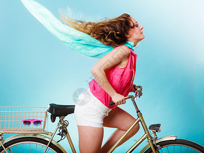 金发美女在摄影工作室摆拍骑自行车背景图片