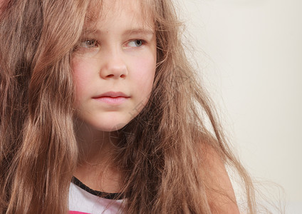 悲伤的不快乐小女孩肖像孤独沮丧孩子心情不好悲伤的小女孩肖像图片