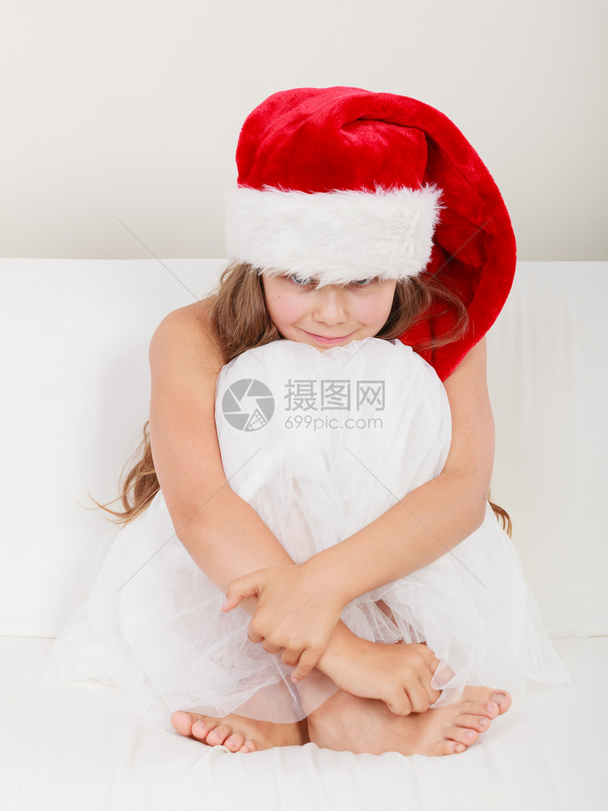快乐可爱的小女孩戴着红色圣达克萨斯帽子图片