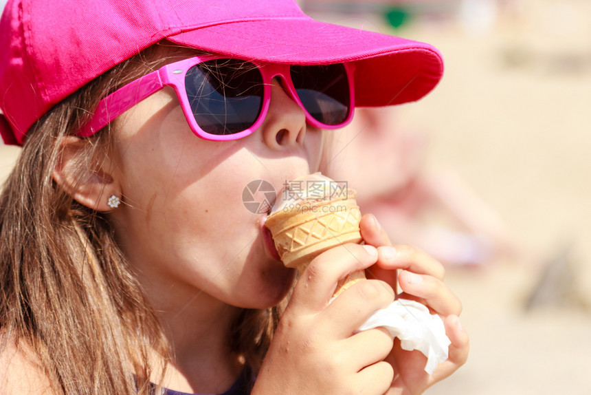 小孩在海滩吃冰淇淋太阳镜里的小女孩在户外度暑假小女孩在海滩吃冰淇淋夏天图片