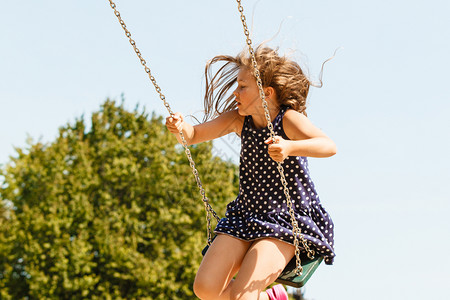 疯狂与自由年轻夏日少女在秋千室外玩耍疯狂的小孩摇欲坠背景图片