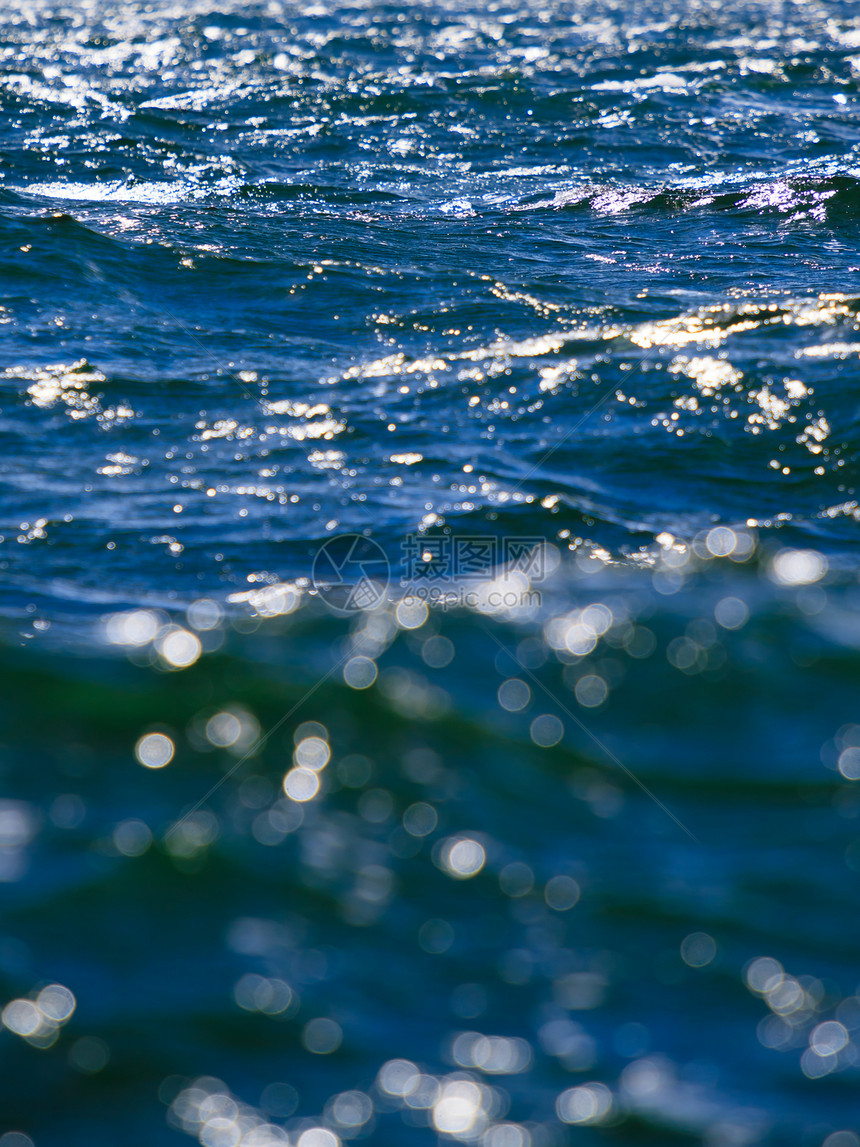 美丽的海景深蓝色面平静景自然构成水背景图片